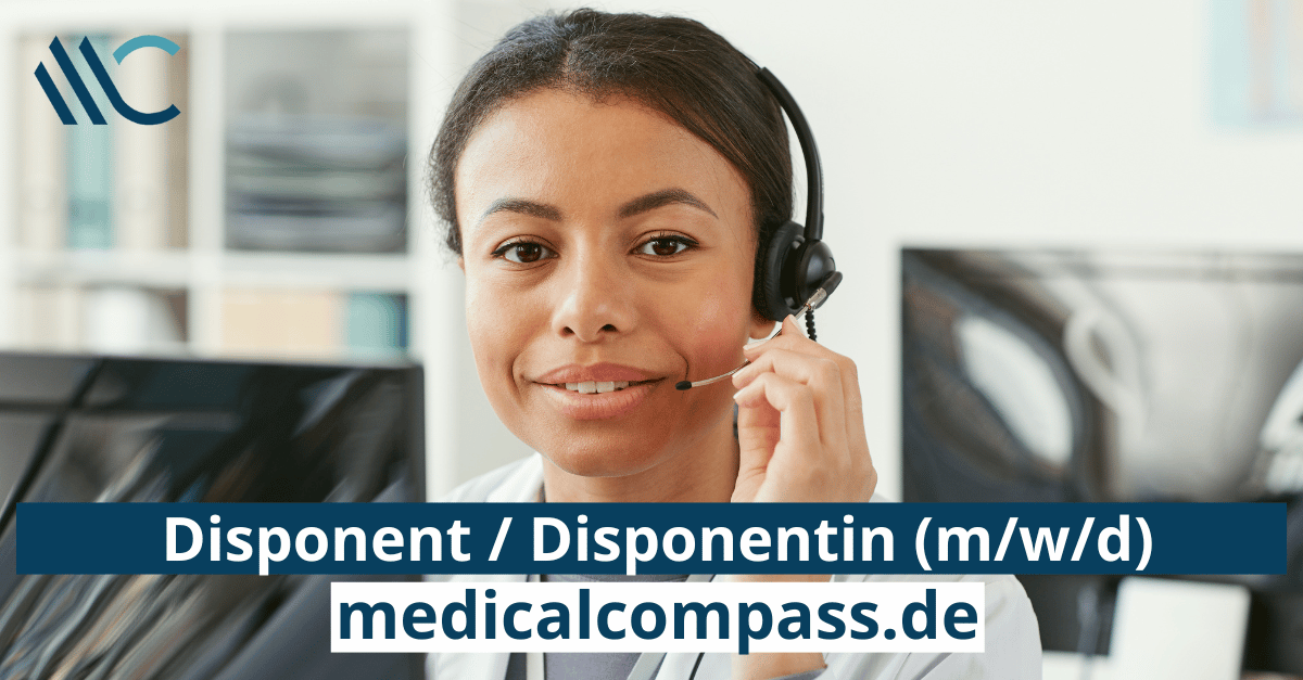 Frau, die in einem Krankenwagen arbeitet Von AnnaStills