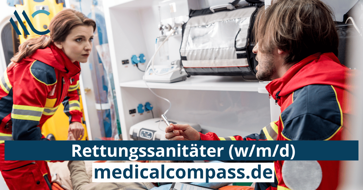 Sanitäter helfen bewusstlosen Mann im Krankenwagen Von LightFieldStudios