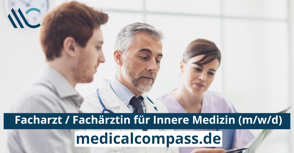 Arzt untersucht die Röntgenaufnahme eines Patienten Arzt untersucht die Röntgenaufnahme eines Patienten Von stokkete